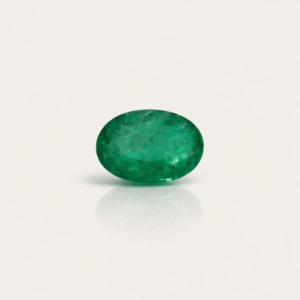 Esmeralda lapidada oval, 2,5 ct, em fundo ivory com reflexo suave.